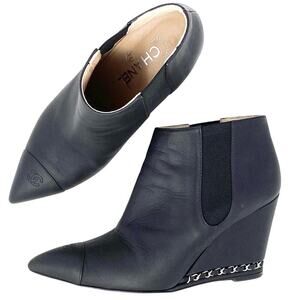 CHANEL CC LOGO BLACK LEATHER POINTED TOE ANKLE WEDGE BOOTS CHAIN DETAIL SIZE 38.